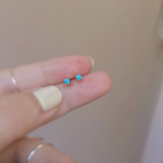 Sterling Silber Simulierte Topas CZ Ohrstecker, Blaue Topas Ohrringe, Winzige blaue Ohrstecker, minimalistische Ohrstecker, Helix/Tragus/Knorpel Ohrstecker, E43
