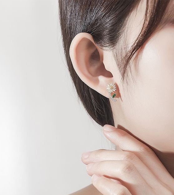 Dainty Daisy Earrings