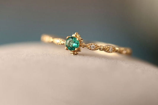 14 Karat vergoldeter 925er Silber verstellbarer Ring mit zierlichem Smaragd und CZ, offener Ring mit simuliertem Smaragd und glitzerndem CZ, schmaler, hübscher offener Ring, R05