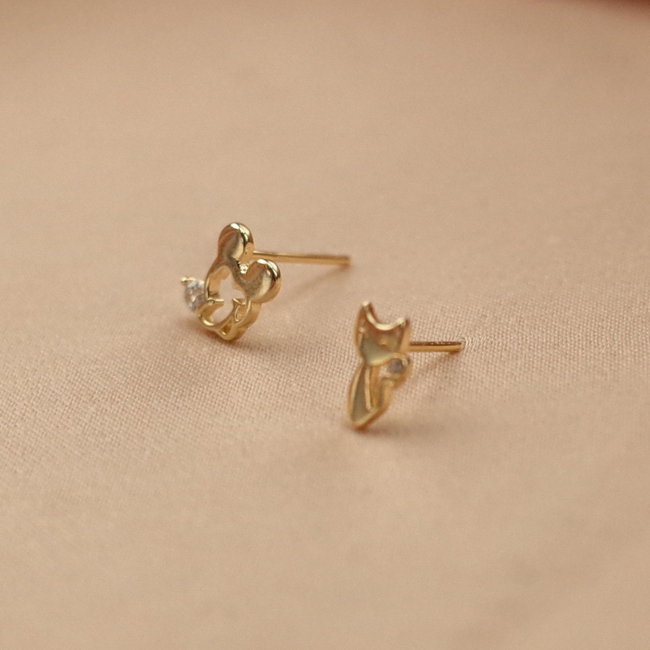 Vergoldete Sterling Silber Mismatched Cats Ohrringe, Mismatched Kitty Ohrringe, Gold Kätzchen Ohrringe, Hübsche & entzückende Katzen Ohrstecker, Geschenke, E168