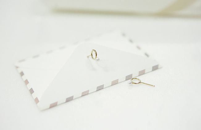 Zierlicher Kreis aus 925er Silber mit winzigen Perlen-Ohrsteckern, goldenen künstlichen Perlen-Kreis-Ohrsteckern, Geometrie-Ohrringen, Statement-Ohrring, E225