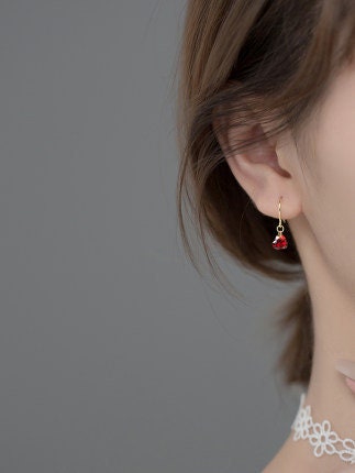 Vergoldete 925 Silber Rubin CZ Herz Tropfen & Ohrhänger, zierliche rote Herz Tropfen Haken Ohrringe, Minimalistischer Gold Tropfen Ohrring, E230