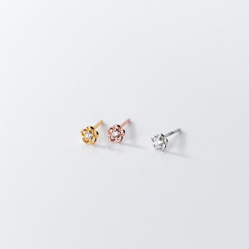 S925 Silber Extra kleine Blumen Ohrstecker, zierliche CZ Blumen Ohrstecker, Gold Blumen Ohrstecker, minimalistische Pflanzen Ohrstecker, drei Farben verfügbar, E298