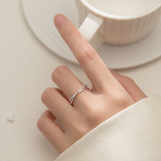 Zierlicher verstellbarer Kreuzring, Sterlingsilber-Geometrie-Ring in offener Größe, überlappender verstellbarer Ring, dünner offener Ring, Geschenke für Sie, R24
