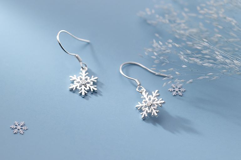 Schneeflocken-Hakenohrringe aus Sterlingsilber, Weihnachtsohrringe, Schneeflocken-Hakenohrringe, Schneeflocken-Ohrringe, minimalistische Ohrringe, E327