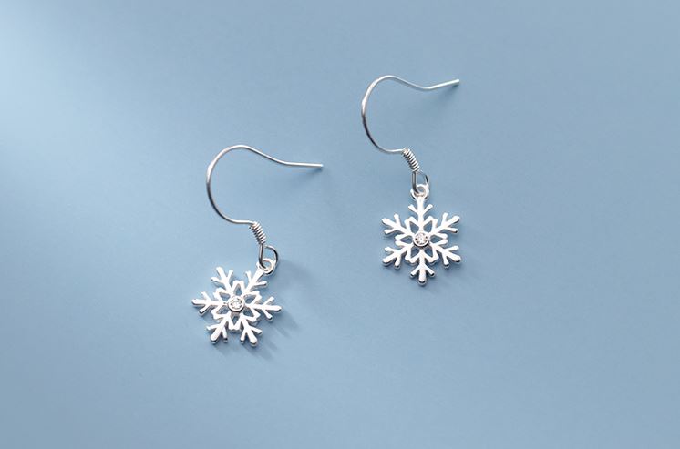 Schneeflocken-Hakenohrringe aus Sterlingsilber, Weihnachtsohrringe, Schneeflocken-Hakenohrringe, Schneeflocken-Ohrringe, minimalistische Ohrringe, E327