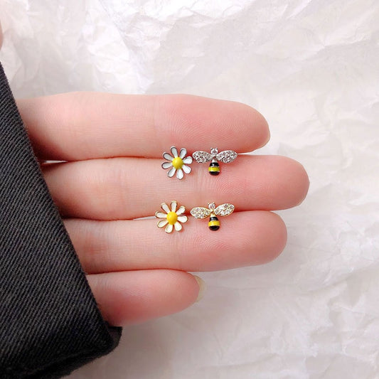 1 Pair | Lovely Daisy & Bee Mismatched Stud Earrings, Gold Plated Sterling Silver Floral Earrings, Animal Earrings, Asymmetrical Studs, E18