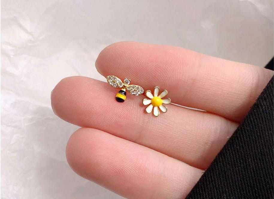 1 Pair | Lovely Daisy & Bee Mismatched Stud Earrings, Gold Plated Sterling Silver Floral Earrings, Animal Earrings, Asymmetrical Studs, E18