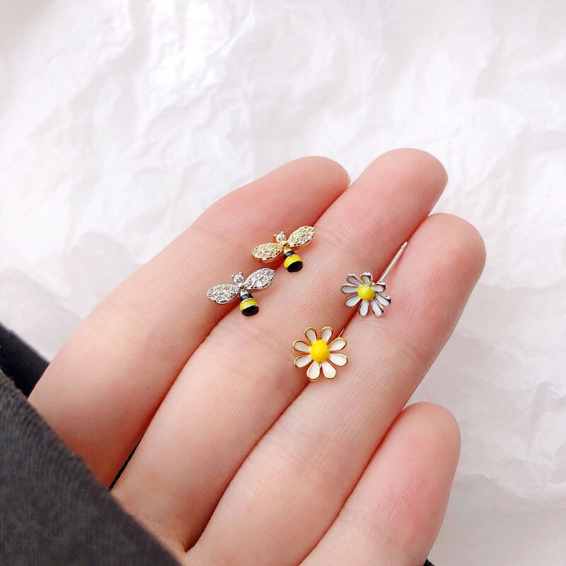 1 Pair | Lovely Daisy & Bee Mismatched Stud Earrings, Gold Plated Sterling Silver Floral Earrings, Animal Earrings, Asymmetrical Studs, E18