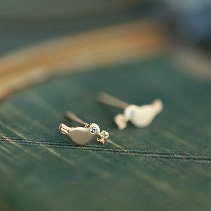 1 Pair | 14k Gold Plated 925 Silver Adorable Carrier Pigeon Stud Earrings, Tiny Message Pigeon Studs, Cute Passenger Pigeon Earrings, E196