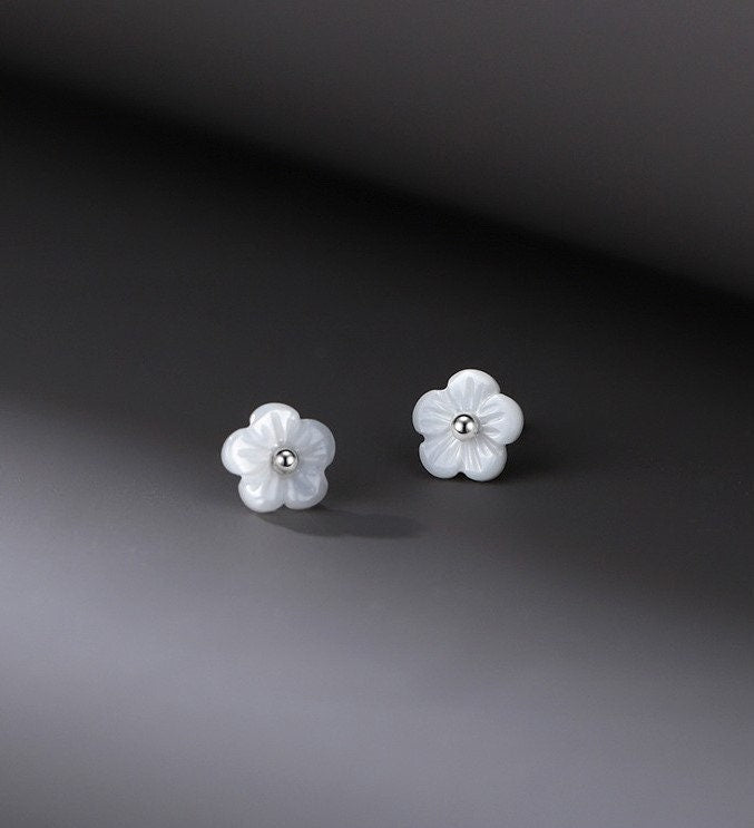 925 Silver Tiny Shell Flower Stud Earrings, Dainty Mother of Pearl Flower Earrings, Minimalist Flower/Plant Studs, Silver or Gold, E232