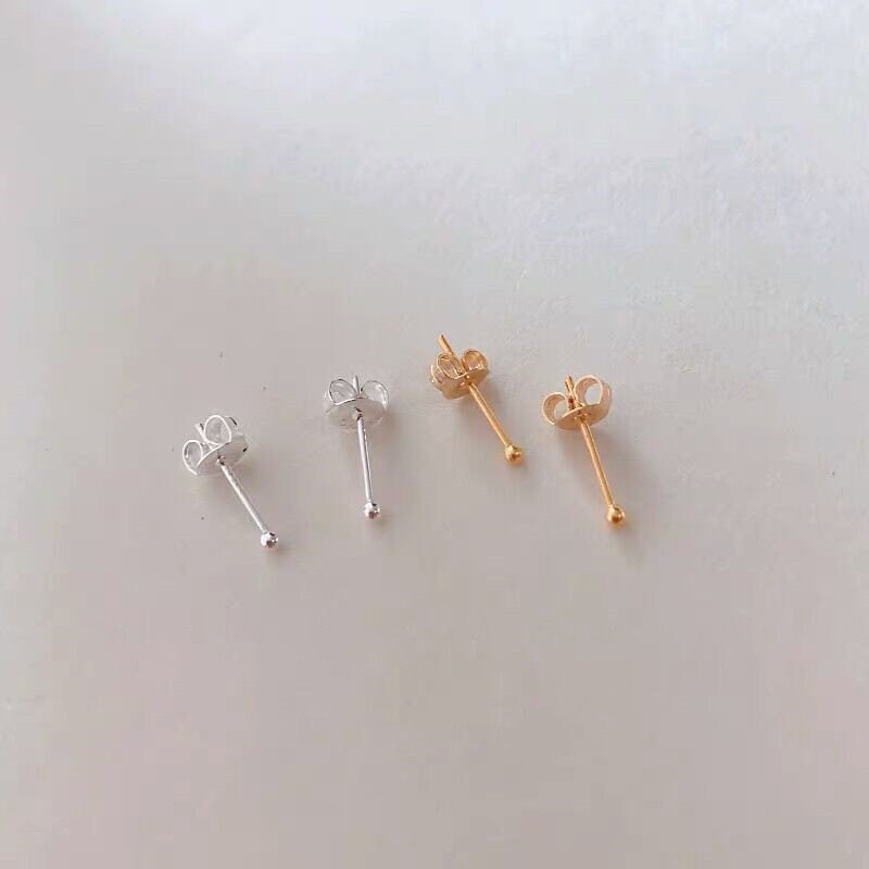 Extra kleine Kugel-Ohrstecker aus Sterlingsilber, Mini-Kugel-Ohrstecker, goldene kleine Punkt-Ohrringe, Helix/Tragus-Ohrring, minimalistische Kugel-Ohrstecker, E240