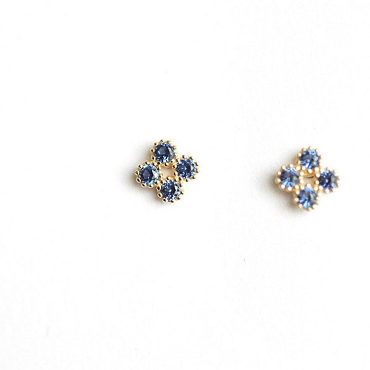 14k vergoldete 925 Silber Blaue Saphir CZ Kleeblatt Ohrstecker, Funkelnde CZ Blaue Vierblättrige Ohrstecker, Blaue Blumen Ohrringe, Minimalistisch, E222