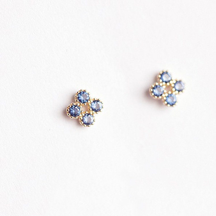 14k vergoldete 925 Silber Blaue Saphir CZ Kleeblatt Ohrstecker, Funkelnde CZ Blaue Vierblättrige Ohrstecker, Blaue Blumen Ohrringe, Minimalistisch, E222