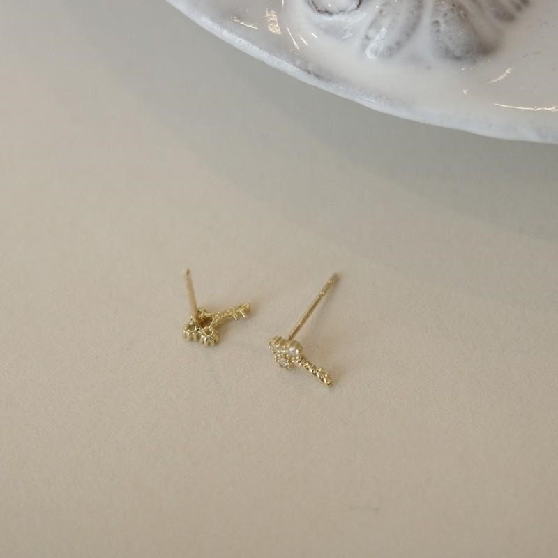 Zierliche kleine Schlüssel-CZ-Ohrstecker, 14k vergoldeter 925er Silber-CZ-Schlüsselohrring, Helix/Tragus-Ohrstecker, minimalistischer Ohrring, Geschenk für Sie, E313