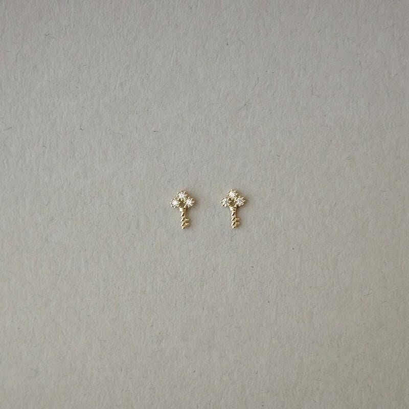 Zierliche kleine Schlüssel-CZ-Ohrstecker, 14k vergoldeter 925er Silber-CZ-Schlüsselohrring, Helix/Tragus-Ohrstecker, minimalistischer Ohrring, Geschenk für Sie, E313