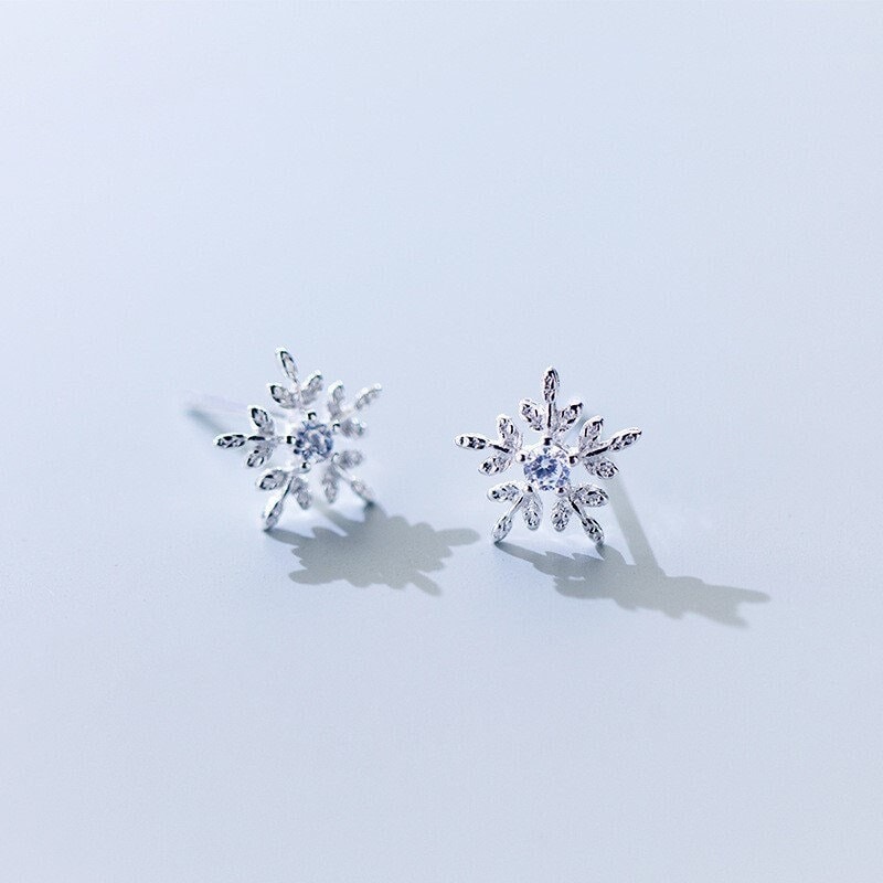 925 Silber CZ Schneeflocken Ohrstecker, Kleine Schneeflocken Ohrringe, Blumen Ohrstecker, Weihnachtsohrringe, minimalistische Ohrringe, Weihnachtsgeschenk, E320