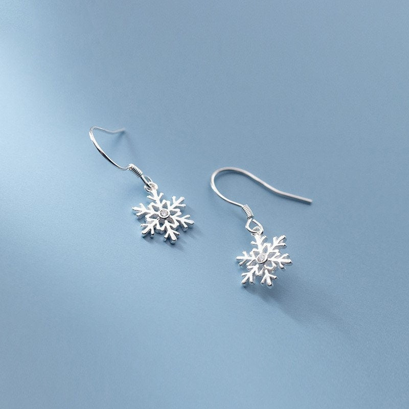 Schneeflocken-Hakenohrringe aus Sterlingsilber, Weihnachtsohrringe, Schneeflocken-Hakenohrringe, Schneeflocken-Ohrringe, minimalistische Ohrringe, E327