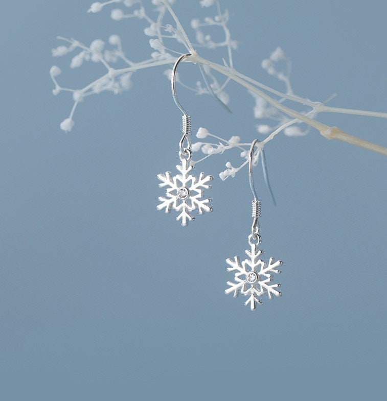 Schneeflocken-Hakenohrringe aus Sterlingsilber, Weihnachtsohrringe, Schneeflocken-Hakenohrringe, Schneeflocken-Ohrringe, minimalistische Ohrringe, E327