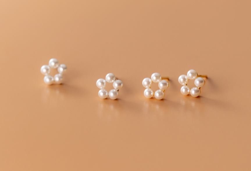 14k vergoldeter 925er Silber Perlen-Blumen-Ohrstecker, kleine Blumen-Perlenohrringe, minimalistischer Perlenohrring, Geschenk für sie, E357