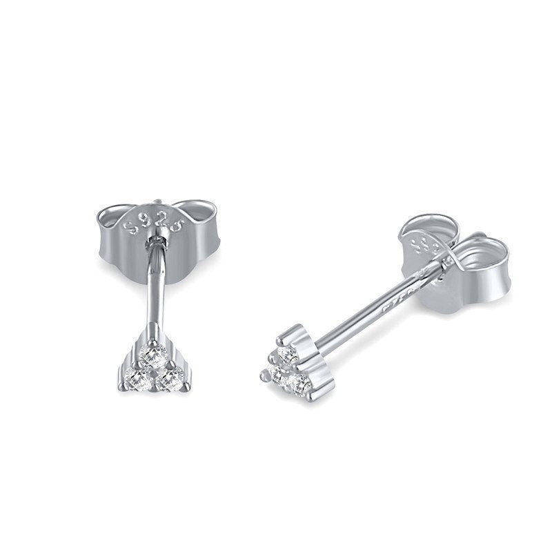 Winziger, dreieckiger Ohrstecker mit CZ. S925 Silber Winzige Dreieck Ohrstecker, CZ Dreieck Ohrringe, Helix Ohrring, Tragus Ohrstecker, Minimalistischer Ohrring, E368