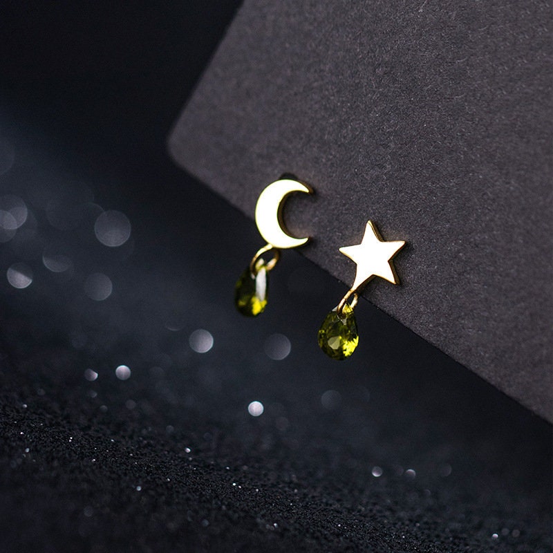 Gold Olivgrüne CZ Wassertropfen Ohrringe, Olivgrüne Tropfen Ohrringe, Mismatched Star &amp; Moon Droplet Drop Ohrringe, Geschenk für sie E379