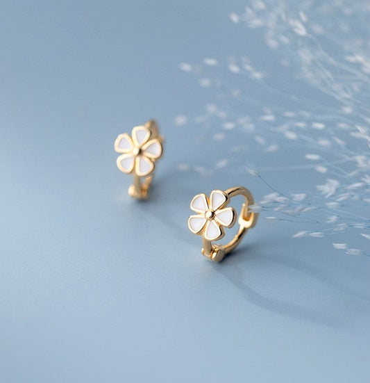 Dainty White Flower Hoop Earrings, Five-petals Flower Hoop earring, Tiny Hoop Earring, Enamel Flower Earrings, Silver or Gold, Gift, E397